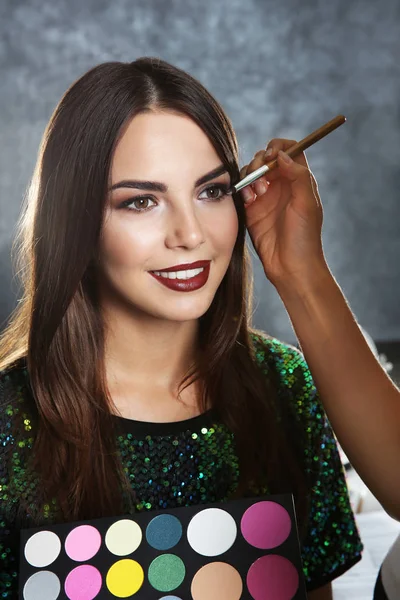 Maquillaje artista y mujer — Foto de Stock