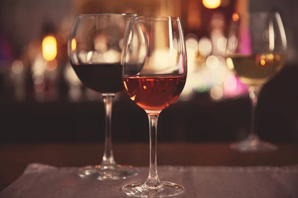 Due bicchieri con vino saporito — Foto Stock