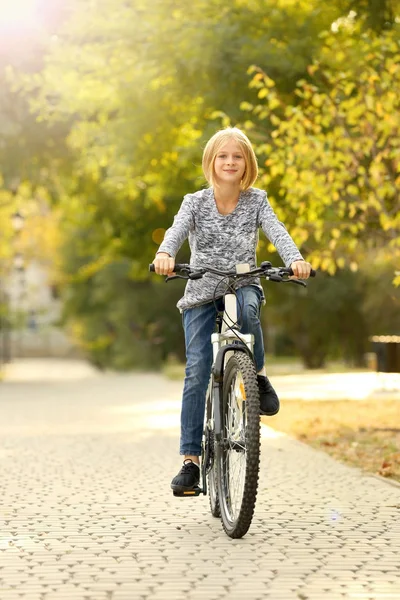 Dívka na kole — Stock fotografie
