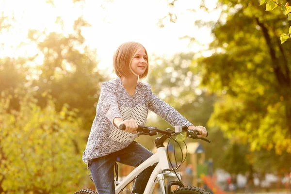 Meisje paardrijden fiets — Stockfoto