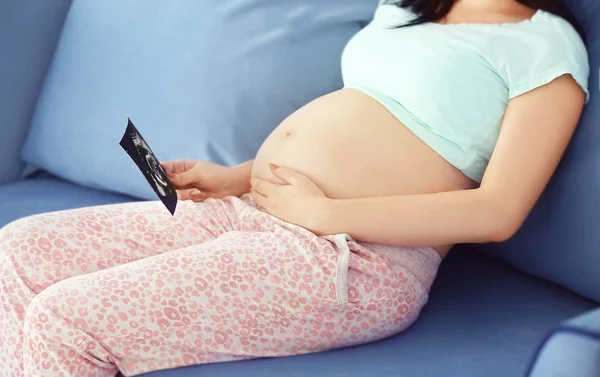 Jonge zwangere vrouw — Stockfoto