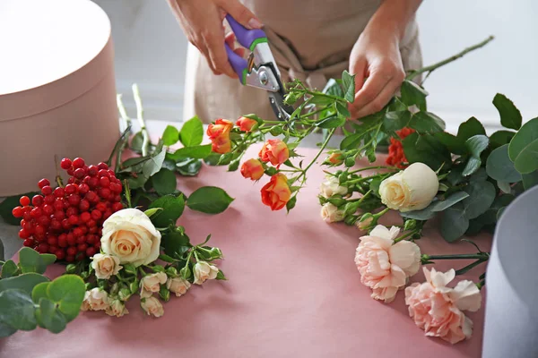 Florista manos haciendo composición — Foto de Stock