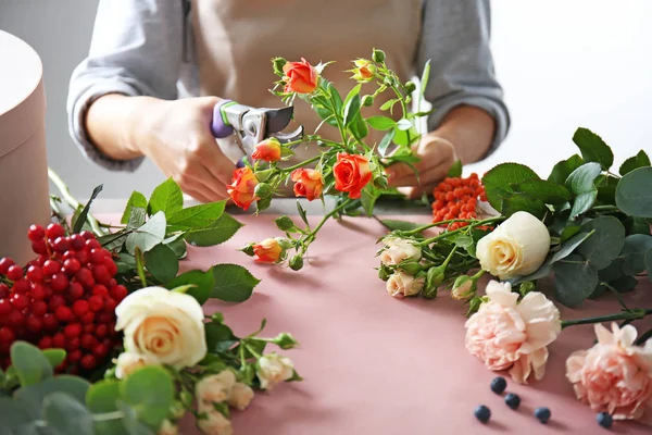 Florista mãos fazendo composição — Fotografia de Stock