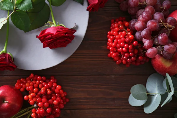 Цветы и ягоды для композиции — стоковое фото
