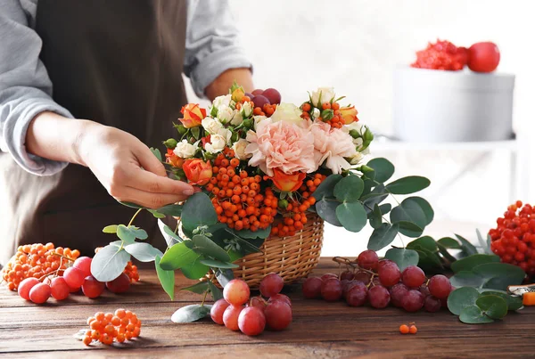 Bloemist handen maken compositie — Stockfoto