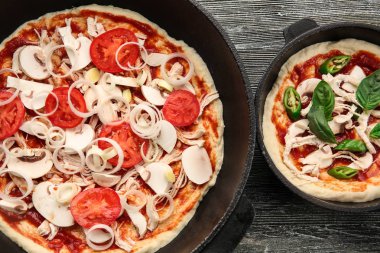 Mantar ile çiğ pizza