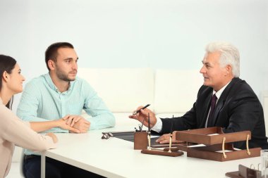 Noter ofisi ile genç Çift