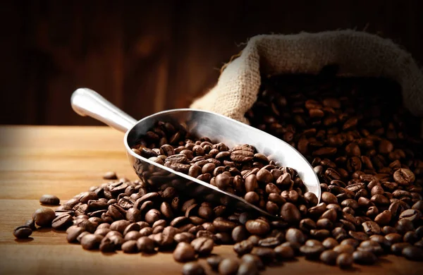 Kávová zrna s lopatkou — Stock fotografie