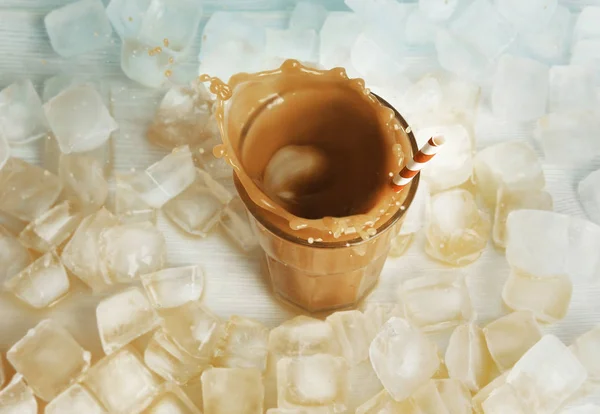 アイスキューブとコーヒー — ストック写真