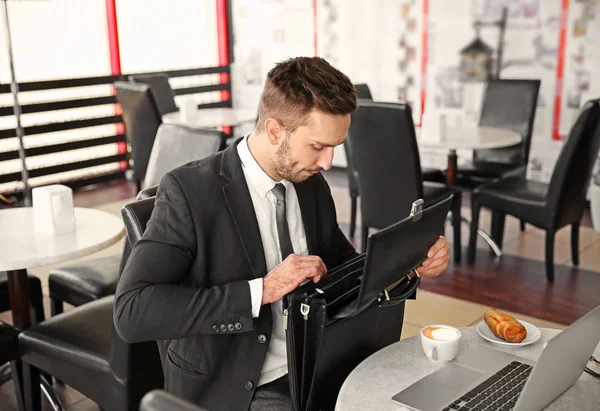 Joven hombre de negocios buscando algo — Foto de Stock