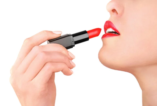 Vrouw die lippenstift aanbrengt — Stockfoto