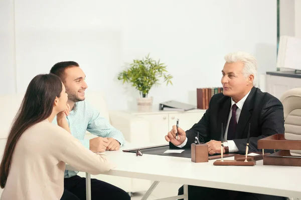 Jong (echt) paar met notaris op kantoor — Stockfoto