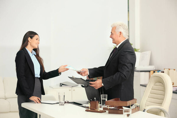 Молодая женщина с нотариусом в офисе
