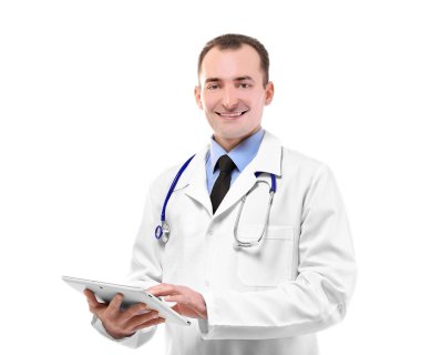Beyaz izole tablet tutan doktor