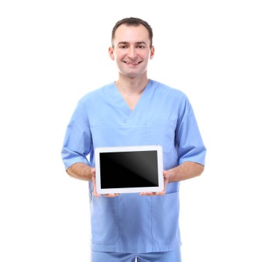 Uygulayıcı tablet beyaz arka plan üzerinde tutan mavi üniformalı