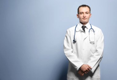 Işık arka plan üzerinde duran Uygulayıcı