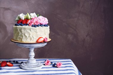 Lezzetli kek dekore edilmiş