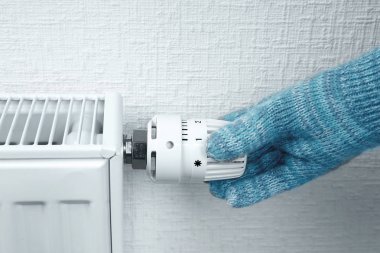 Sıcaklık topuzu tutan kadın 