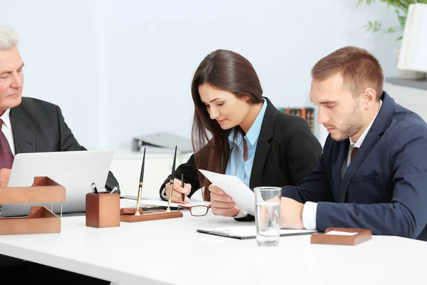 Jeune couple avec notaire au bureau — Photo