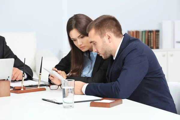 Jong (echt) paar met notaris op kantoor — Stockfoto