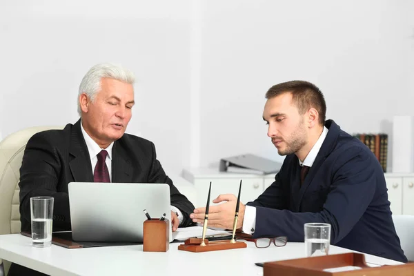 Joven Con Notario Oficina — Foto de Stock