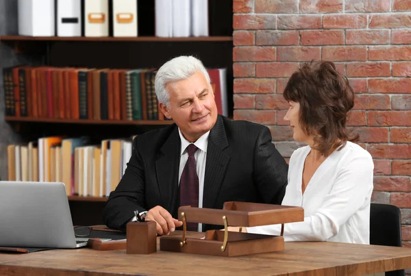 Senior couple at notary office — Stock Photo, Image