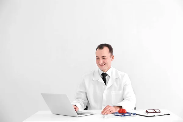 Doctor Sitting Table Laptop Medical Equipment Light Background — Stock Photo, Image