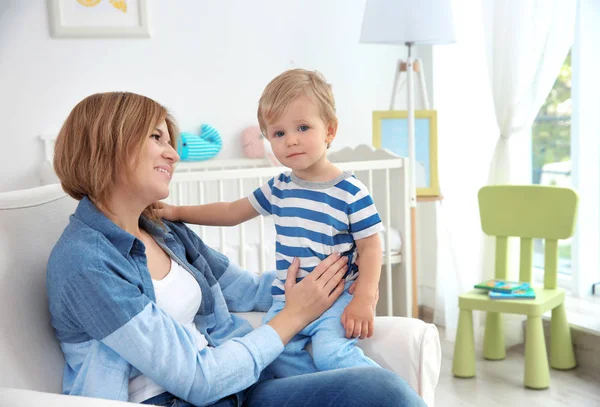 Mãe Sentada Com Seu Menino — Fotografia de Stock