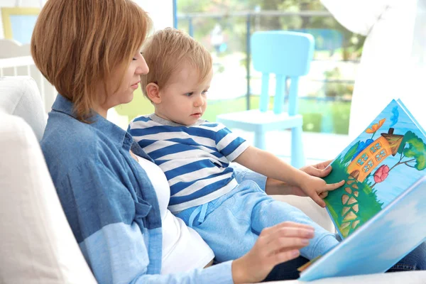Mutter Liest Ihrem Kleinen Jungen Buch Vor — Stockfoto