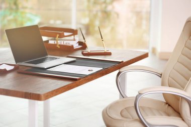 Noter işyeri dizüstü bilgisayar ile