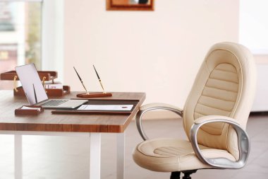 Noter işyeri dizüstü bilgisayar ile