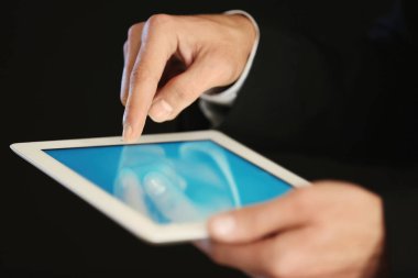 Tablet ekran dokunaklı parmak