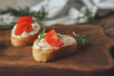 Domates ile lezzetli bruschettas