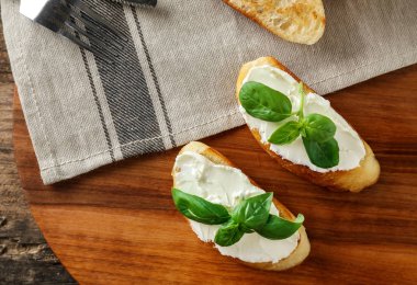 Krem peynir ile lezzetli bruschetta