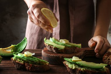 Avokado ile lezzetli bruschettas