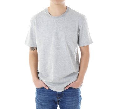 genç adam boş gri t-shirt