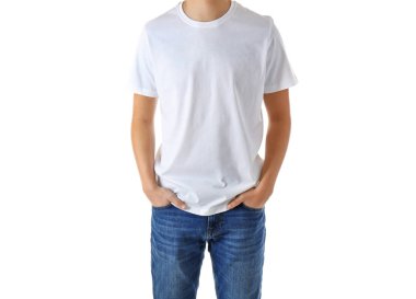 Genç adam boş t-shirt