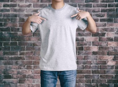 genç adam boş gri t-shirt