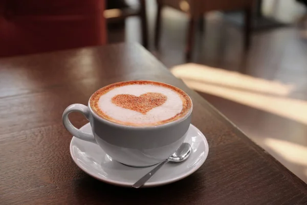 Tasse avec café chaud savoureux — Photo