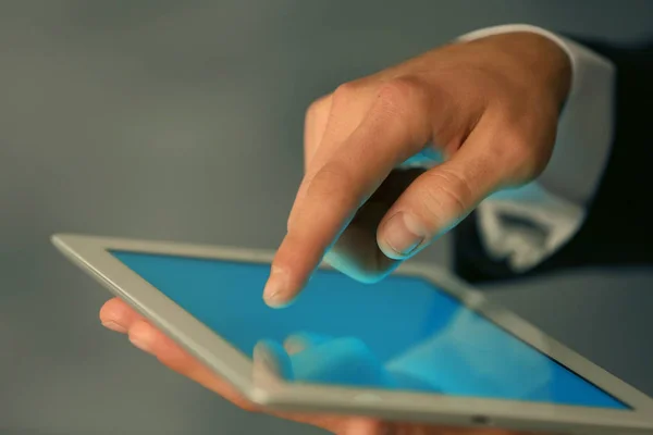 Dedo tocando tela tablet — Fotografia de Stock