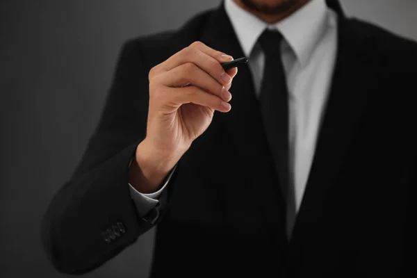 Mão masculina segurando caneta — Fotografia de Stock