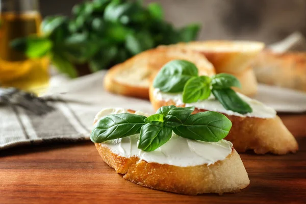 Deliziosa bruschetta con crema di formaggio — Foto Stock