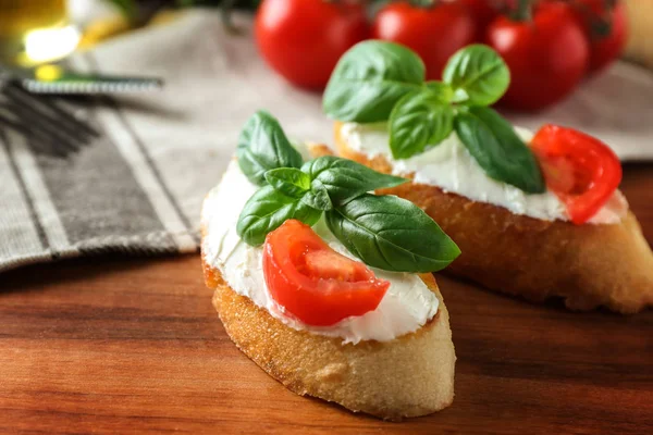 Läckra bruschettas med tomater — Stockfoto