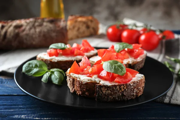 Pyszne bruschetta z pomidorami — Zdjęcie stockowe