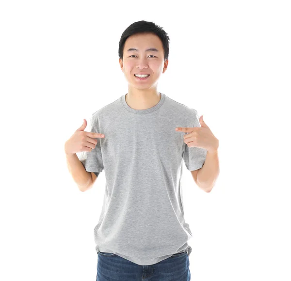 Азиатский мужчина в чистой серой футболке — стоковое фото