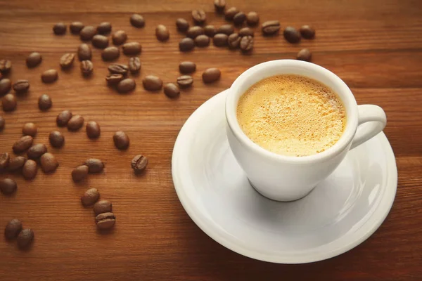 Cup of coffee and beans — Stock Photo, Image