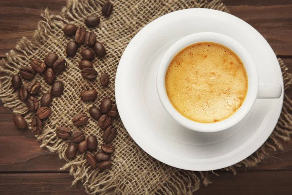 Secangkir kopi lezat dan kacang — Stok Foto