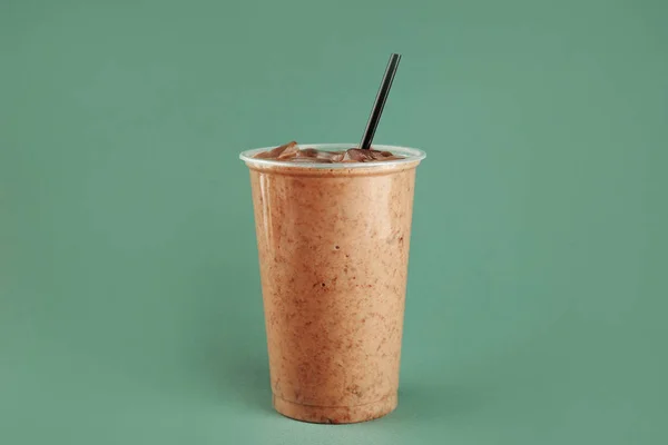 Milkshake dans une tasse en plastique — Photo