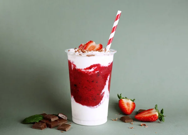 Delicious strawberry dessert — Stock Photo, Image
