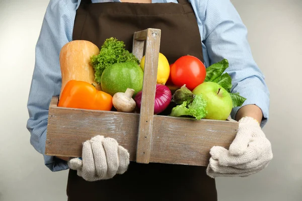 Scatola di legno con frutta e verdura — Foto Stock